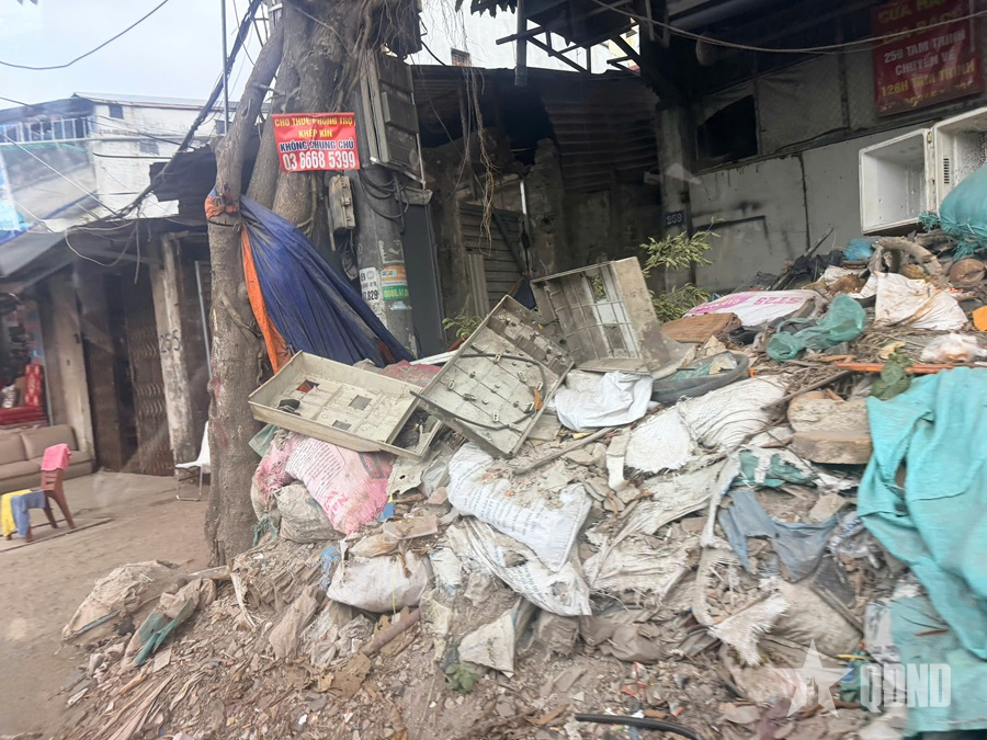 Đường Tam Trinh ngổn ngang rác